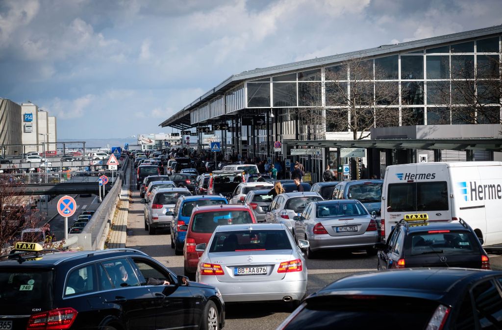Der Flughafen wartet seit Jahren auf einen Schienenanschluss und hat dafür viel Geld gezahlt. Nun könnten die Pläne geändert werden. Foto: Lichtgut/Achim Zweygarth