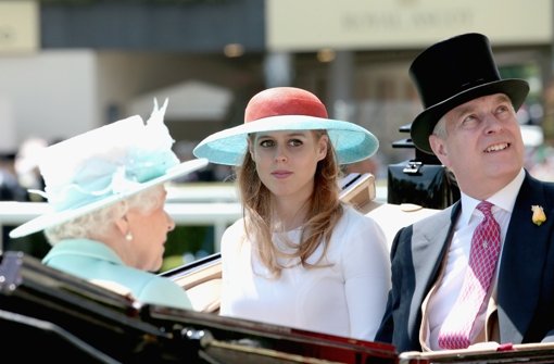 Jeden Tag fahren die Royals in Pferdekutschen in Ascot ein: Queen Elizabeth II., ihre Enkelin Beatrice und ihr Sohn Andrew. Foto: Getty Images Europe