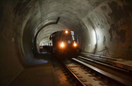 Ein erster Zug rollt durch die Stuttgart-21-Tunnel. Statt Fahrgästen transportiert er allerdings lediglich weitere Schienen für das Projekt. Foto: Milankovic
