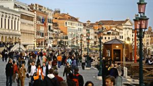 Wenn – wie in Venedig – zu viele Urlauber kommen, leiden die Einheimischen darunter. Foto: dpa