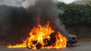 Helle Flammen schlagen aus der Mercedes E-Klasse. Foto: Andreas Rosar Fotoagentur-Stuttg