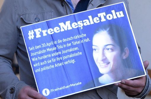 Die Unterstützung für Mesale Tolu ist groß. Ihr Vater hofft, dass sie heute aus der Haft entlassen wird. Foto: dpa