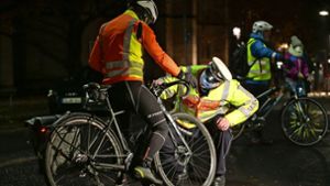 Genau hingeschaut hat  die Polizei bei einer  Fahrradkontrolle am Montagmorgen. Foto: Lichtgut/Leif Piechowski