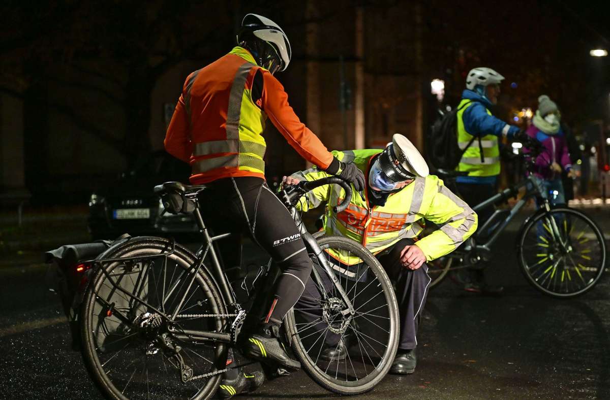 Genau hingeschaut hat  die Polizei bei einer  Fahrradkontrolle am Montagmorgen.