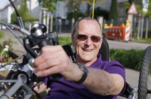 Joachim Schäck  treibt viel Sport. Der 65-Jährige fährt lange Strecken mit seinem Handbike. Foto: Lichtgut/Julian Rettig