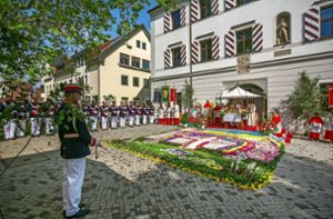 Katholiken in Neuhausen feiern: Bunte Blütenpracht zu Fronleichnam