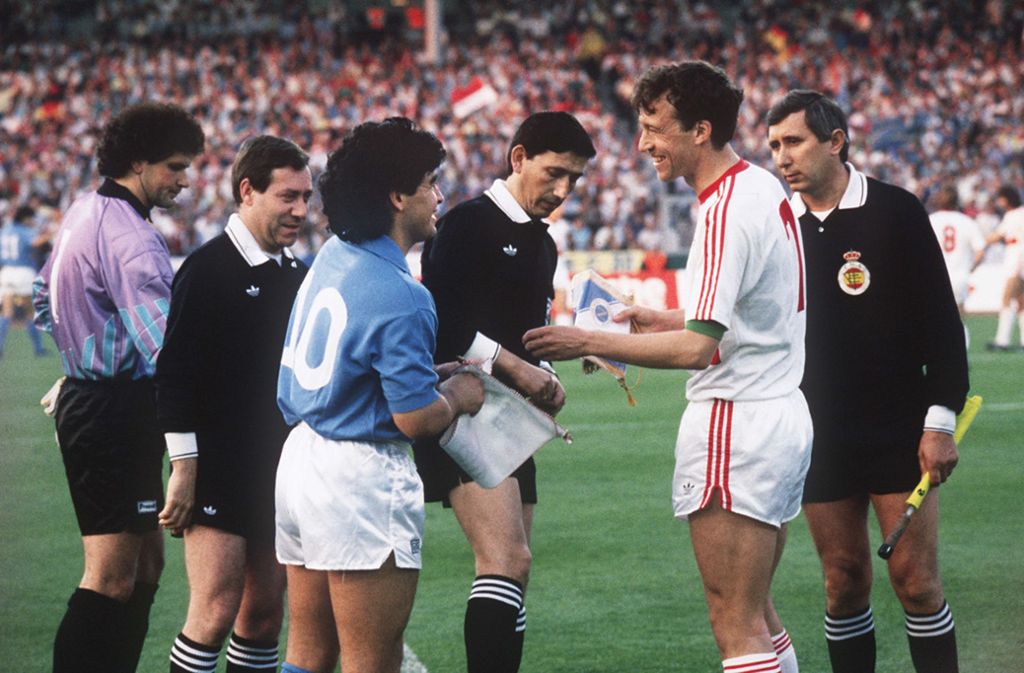 Am 17. Mai 1989 ist es soweit: Vor 66.800 Fans im Neckarstadion   tauschen die beiden Kapitäne Diego Maradona (Neapel, li.) und Karl Allgöwer (VfB) vor dem Rückspiel des Uefa-Cup-Finales ihre Wimpel aus.