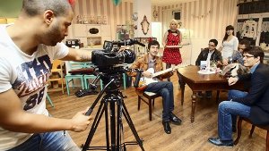 Im Video lernt sich die Band in einem Café kennen. Dabei wird dann spontan zusammen ein Lied geschrieben. Foto: avanti