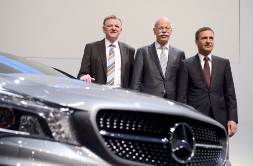 Daimler-Führungstrio bei der Bilanzpressekonferenz in Stuttgart: Vorstandsvorsitzernder Dieter Zetsche (Mitte), Nutzfahrzeug-Vorstand Andreas Renschler (links) und Finanzvorstand Bodo Uebber  Foto: dpa