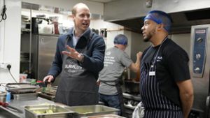 Prinz William unterstützte einen Koch bei der Zubereitung von Speisen. Foto: dpa/Alastair Grant