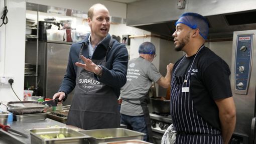 Prinz William unterstützte einen Koch bei der Zubereitung von Speisen. Foto: dpa/Alastair Grant