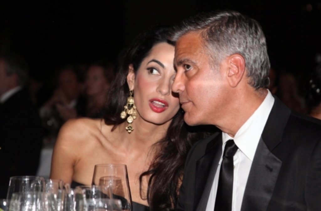 Ein verliebtes Paar in Florenz: George Clooney mit seiner Verlobten Amal Alamuddin bei der Benfiz-Gala Celebrity Fight Night.