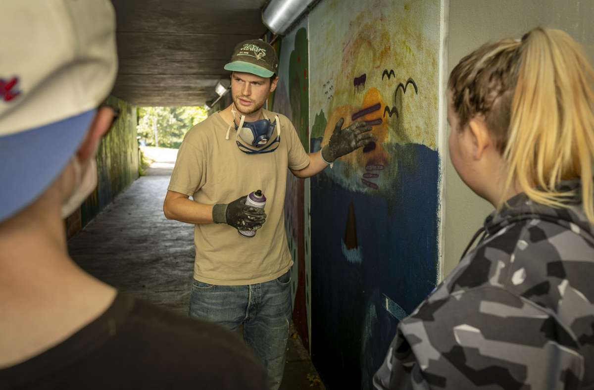 Der Lehrer und Graffiti-Künstler Tim Scheu erläutert den Jugendlichen, worauf es ankommt . . .