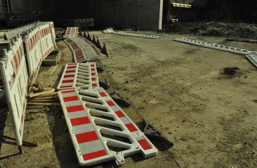 Sturm Ignatz: Die Wegemarkierungen an der Brückenbaustelle Bahnhofstraße hat es auch umgehauen. Foto: Werner Waldner