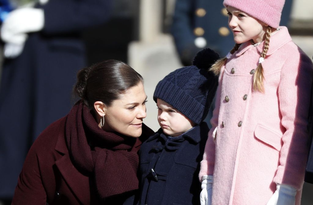 Lach doch mal: Auch Kronprinzessin Victoria gelang es nicht, ihren kleinen Sohn Oscar aufzumuntern. Foto: Getty Images Europe