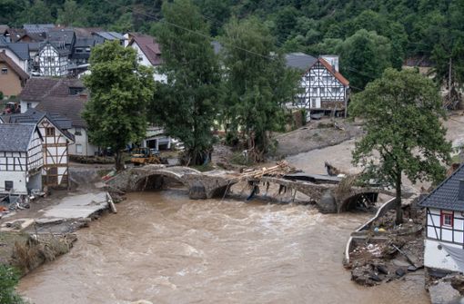 Diese Brücke im Kreis Ahrweiler ist nach dem Unwetter mit Hochwasser unpassierbar geworden Foto: dpa/Boris Roessler