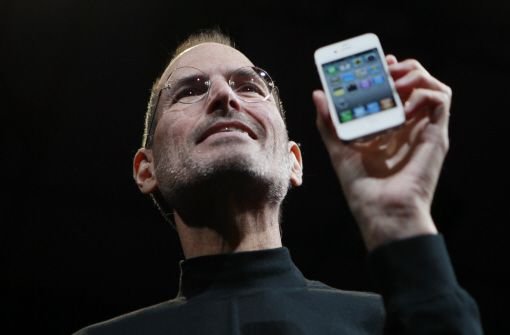 Apple-Chef Steve Jobs präsentierte auf dem Entwicklerkongress WWDC das iPhone 4, das im Vergleich zu seinen Vorgängern über einen deutlich verbesserten Bildschirm, längere Batterielaufzeiten, einen schnelleren Prozessor und zwei eingebaute Videokameras verfügt. Foto: AP