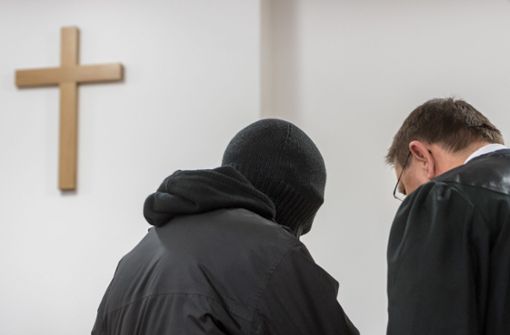 Der angeklagte ehemalige Priester (l)  im Gerichtssaal des Landgerichts in Deggendorf mit seinem Verteidiger. Foto: dpa