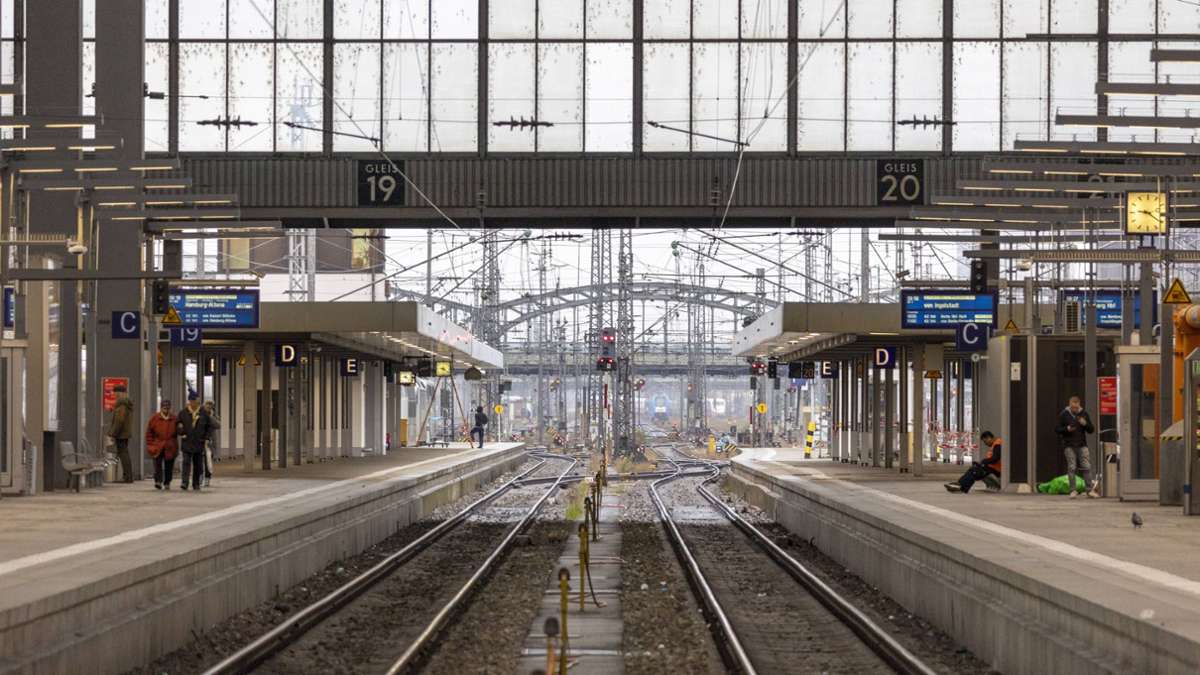 Münchener Hauptbahnhof: Betrunkener Mann schläft im Gleisbett ein