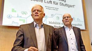 OB Fritz Kuhn (li.) und Verkehrsminister Winfried Hermann (beide Grüne) versprechen bessere Luft für Stuttgart. An den dafür geplanten Fahrverboten gibt es Kritik. Foto: dpa