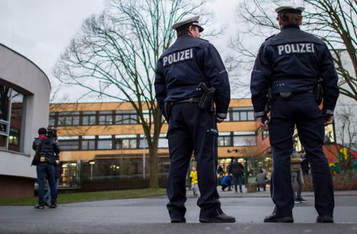 Polizisten sichern am 24. Januar in Lünen (Nordrhein-Westfalen) die Käthe-Kollwitz-Gesamtschule. Die Dortmunder Staatsanwaltschaft will nach der Bluttat Haftbefehl wegen Mordes gegen den 15 Jahre alten mutmaßlichen Täter beantragen. Foto: AFP