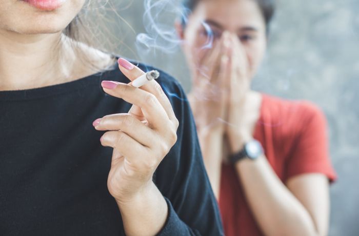 Wir verraten Ihnen 7 Tipps, wie Sie unangenehmen Rauchgeruch aus der Wohnung, dem Auto oder aus der Kleidung entfernen.