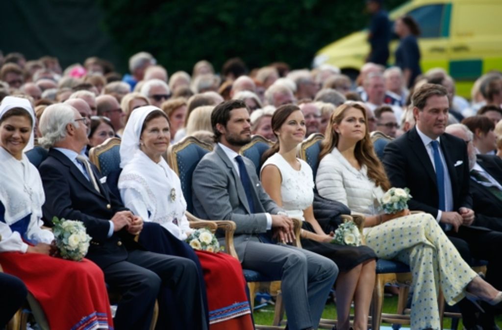 Kronprinzessin Victoria, König Carl Gustaf, Königin Silvia, Prinz Carl Philip, Prinzessin Sofia, Prinzessin Madeleine und Chris ONeill (von links)