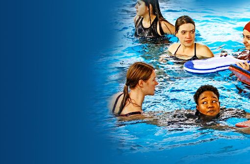 Ein Kurs für Migrantinnen: Ehrenamtliche Rettungsschwimmerinnen zeigen den Jugendlichen im Tübinger Hallenbad, wie sie die Angst vor dem Wasser verlieren. Foto: Horst Haas