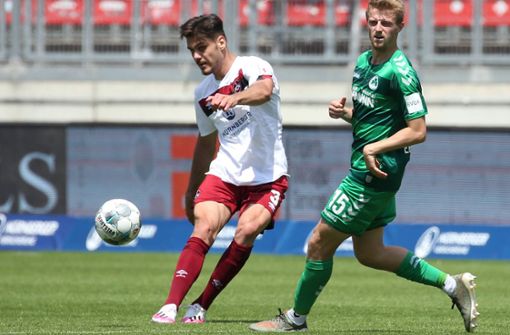 Abwehrmann Konstantinos Mavropanos (li.) kommt auf Leihbasis zum VfB Stuttgart. Foto: imago/Bernd