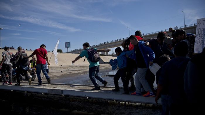 Mittelamerikanische Migranten versuchen in die USA einzudringen