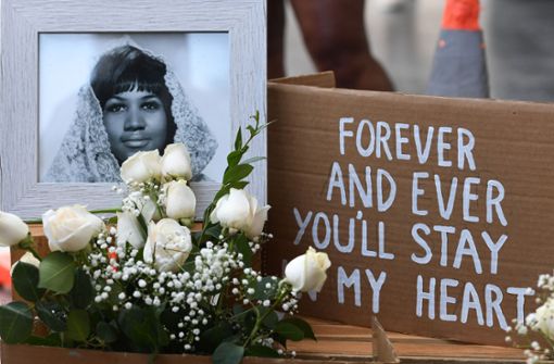 Tribut an einen Star: mit Blumen und Bildern  wird Aretha Franklins gedacht – hier auf dem Hollywood Walk of Fame. Foto: AFP