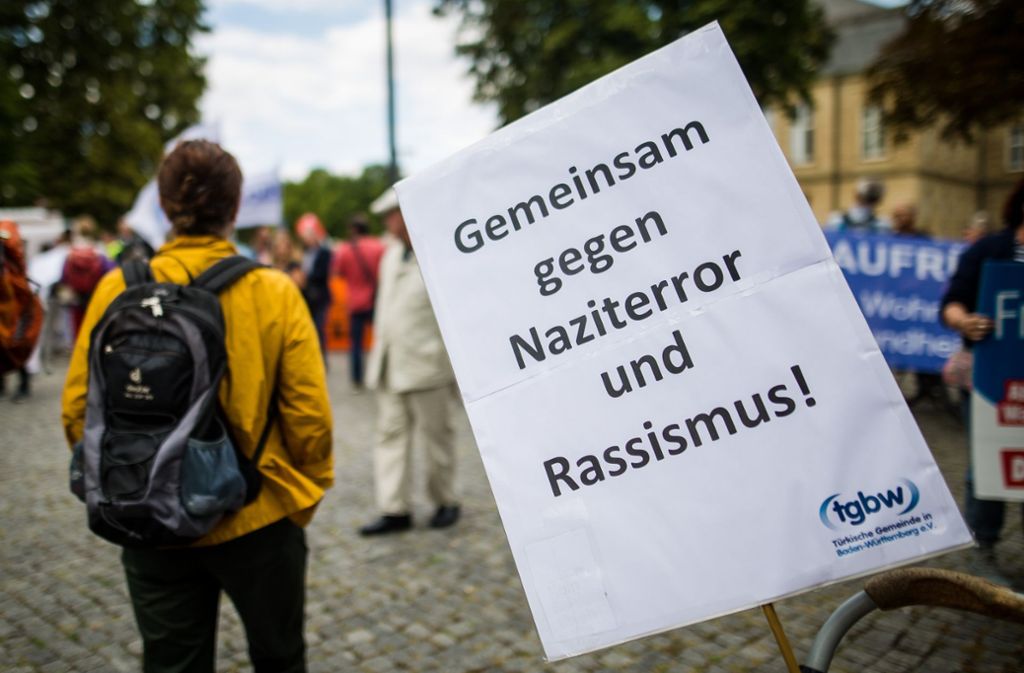 Für eine tolerante Gesellschaft und gegen Rechtsextremismus: In Stuttgart demonstrieren 250 Menschen.