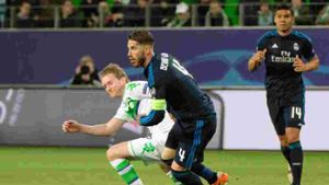 Wolfsburgs Andre Schürrle (l) und Madrids Sergio Ramos kämpfen um den Ball. Foto: dpa