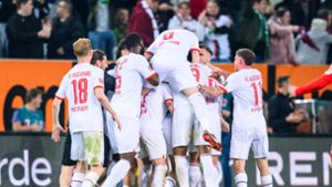 Die Augsburger Spieler feiern den Sieg gegen den 1. FC Union Berlin. Foto: Tom Weller/dpa
