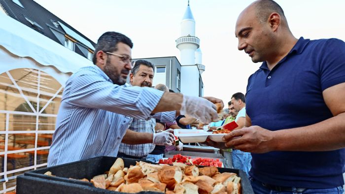 Im Ramadan  12 000 Essen verteilt