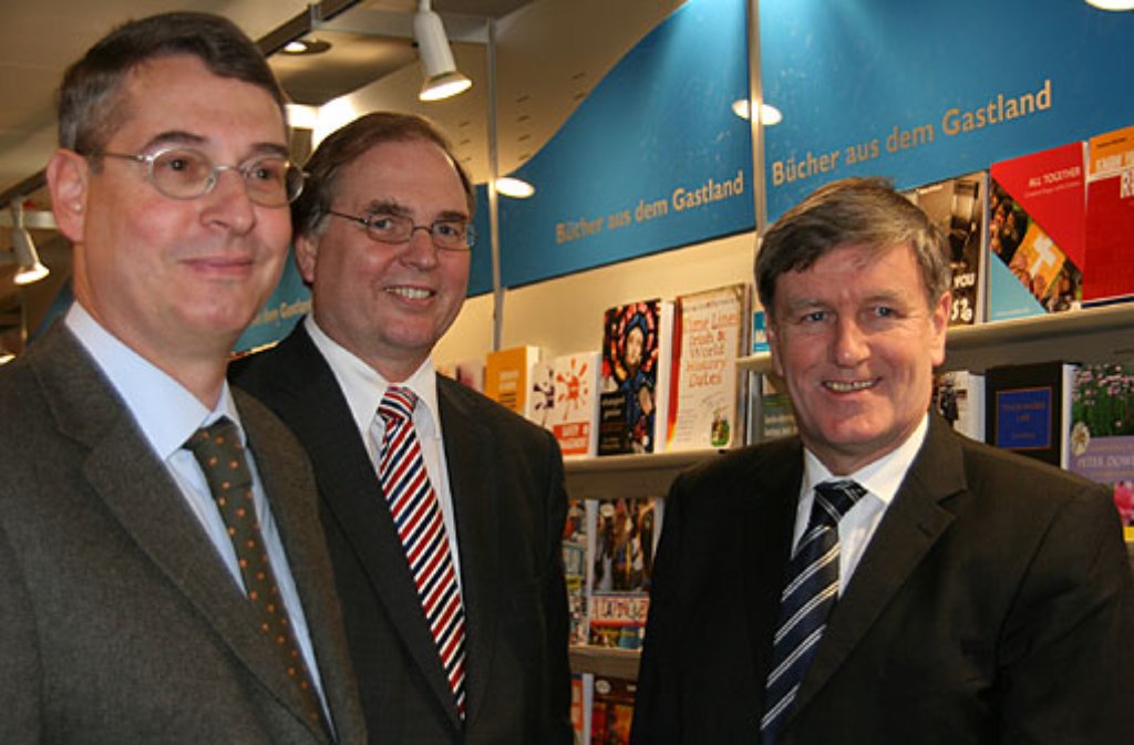 Konrad Wittwer, der Vorsitzende des baden-württembergischen Börsenvereins, und Ministerialdirektor Hans Freudenberg führen den irischen Botschafter Dan Mulhall (von links) über die Stuttgarter Buchwochen.