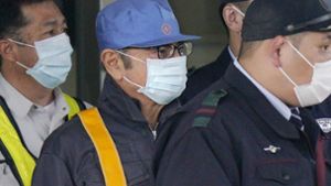 Automanager Carlos Ghosn (blaue Mütze) verließ das Gefängnis in Tokio nach mehr als 100 Tagen. Foto: Kyodo News
