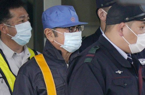 Automanager Carlos Ghosn (blaue Mütze) verließ das Gefängnis in Tokio nach mehr als 100 Tagen. Foto: Kyodo News