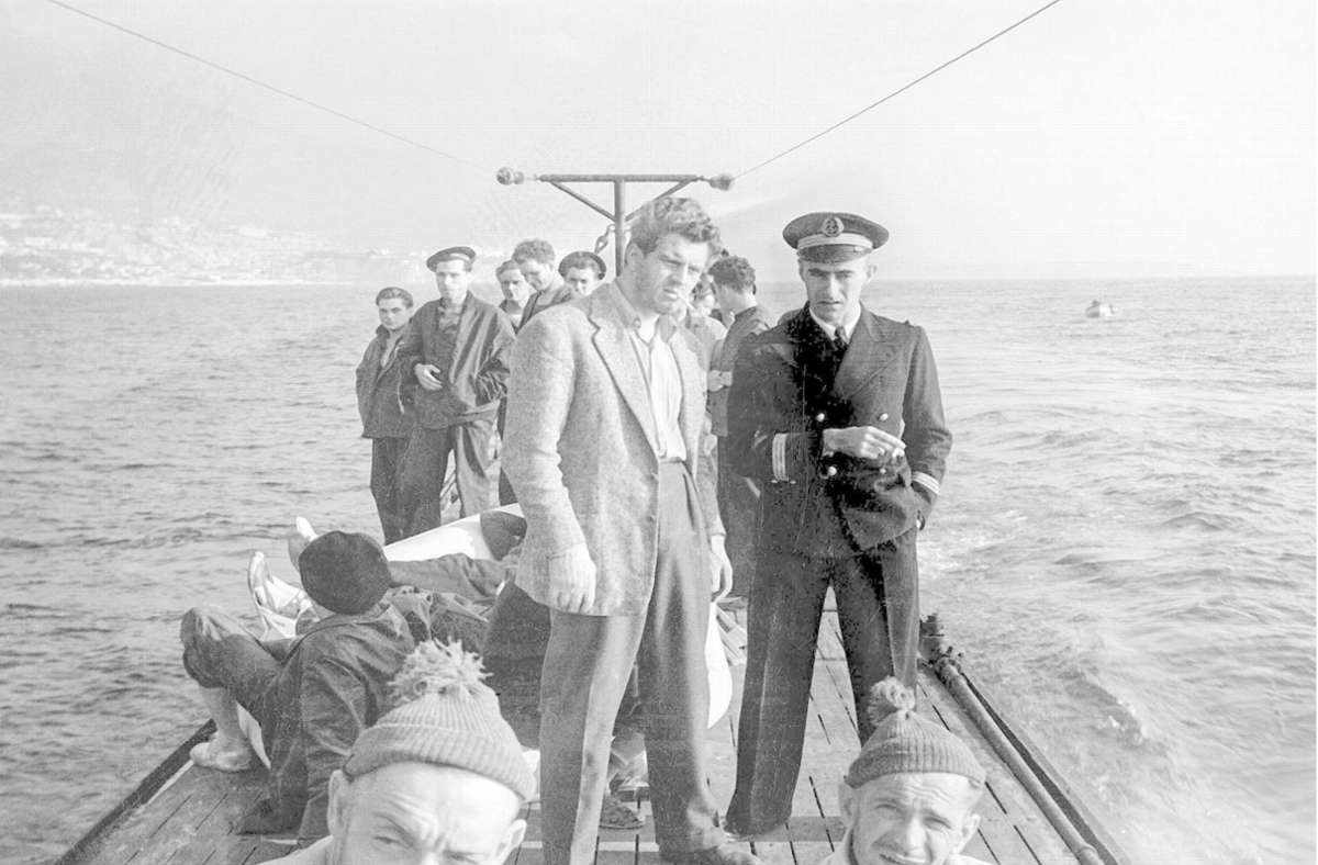Entführt an Bord eines Nazi-U-Boots: Dr. Guilbert (Henri Vidal, Mitte)