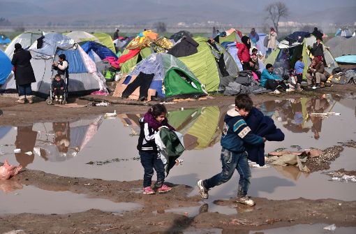 Rund um den griechischen Grenzort Idomeni sind tausende von Flüchtlingen gestrandet – sie leben unter teils furchtbaren Bedingungen. Foto: AFP