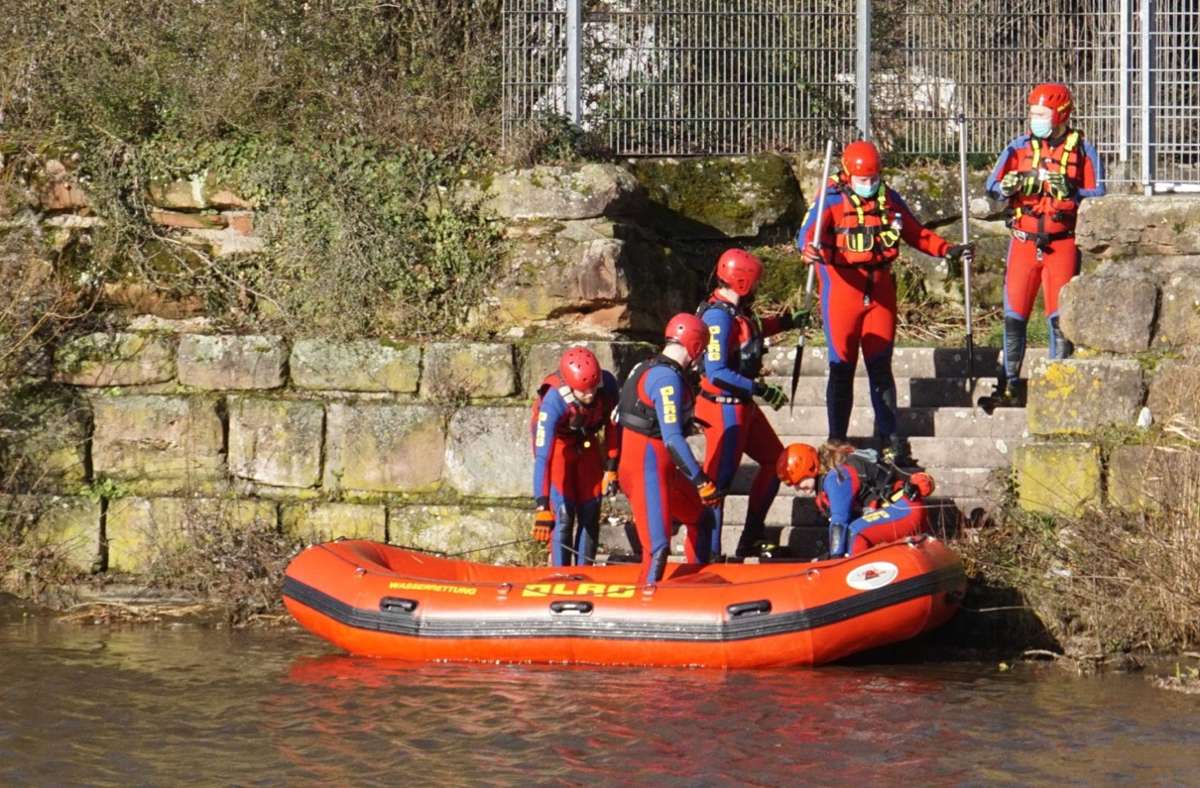 Am Freitagmorgen wurde der zuständigen Feuerwehr gemeldet, dass ein Kind in dem Fluss treibe.