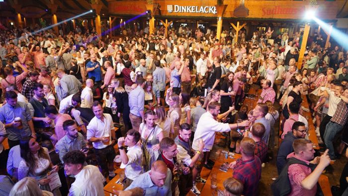 Cannstatter Volksfest: Wasengäste feiern Mallorca-Party