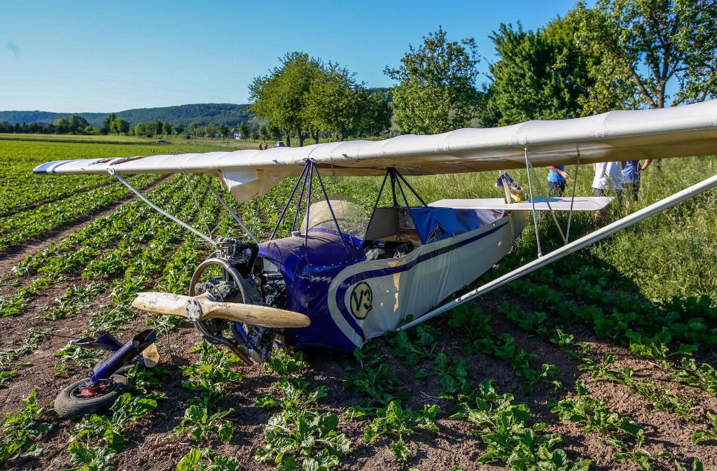 Wegen einer Motorstörung musste der Pilot dieses Ultraleichtflugzeugs notlanden.