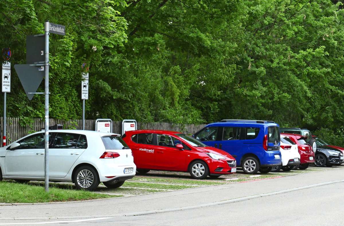 Am Birkacher Friedhof sind jetzt zwei Stellplätze für die roten Stadtmobil-Autos reserviert. Foto: Torsten Schöll