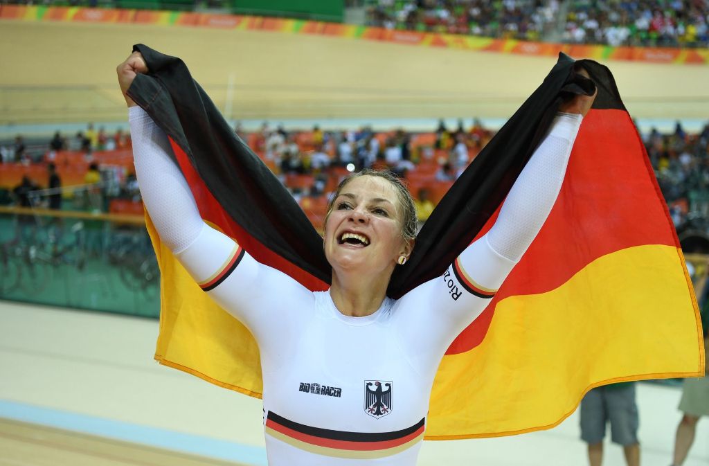 Gold im Sprint, Bronze im Team-Sprint  – die deutsche Bahnradsportlerin Kristina Vogel hat bei den Olympischen Spielen in Rio richtig zugelangt. Lustig war: Bei der Zieldurchfahrt im Sprint verabschiedete sich ihr Sattel und kullerte über die Bahn.
