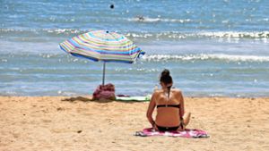 Nach der Reisewarnung: Gähnende Leere am Strand von Can Pastilla in Palma de Mallorca Foto: dpa/Clara Margais
