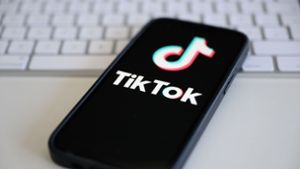 Tiktok droht eine Verbannung aus amerikanischen App Stores. Foto: Robert Michael/dpa