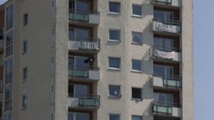 Banner am Hochhaus im Stuttgarter Norden zeugen vom Protest gegen den Vermieter Vonovia. Foto: Lichtgut/Leif Piechowski