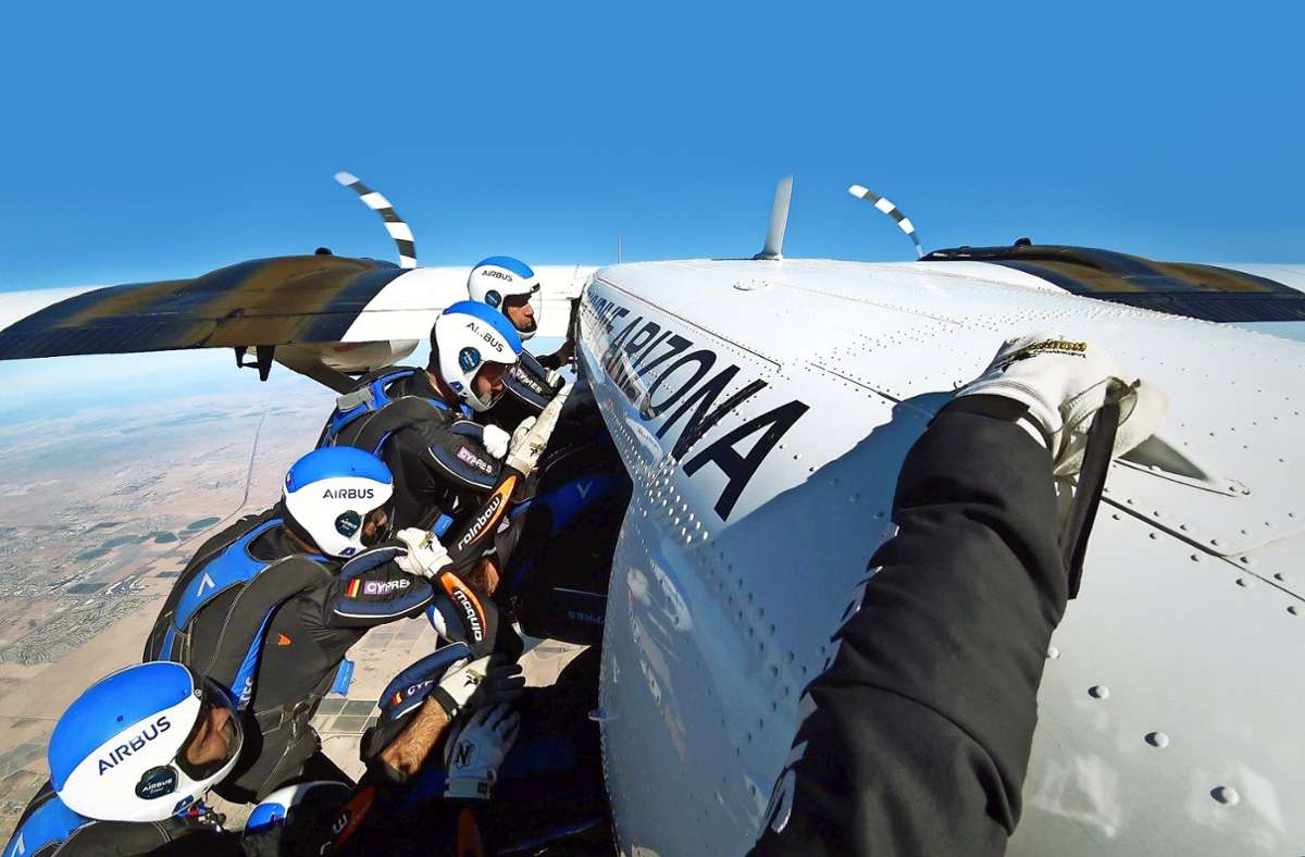 Vor dem Kommando zum Sprung in die Tiefe klammern sich die Fallschirmspringer am Absetzflugzeug fest. Foto: privat