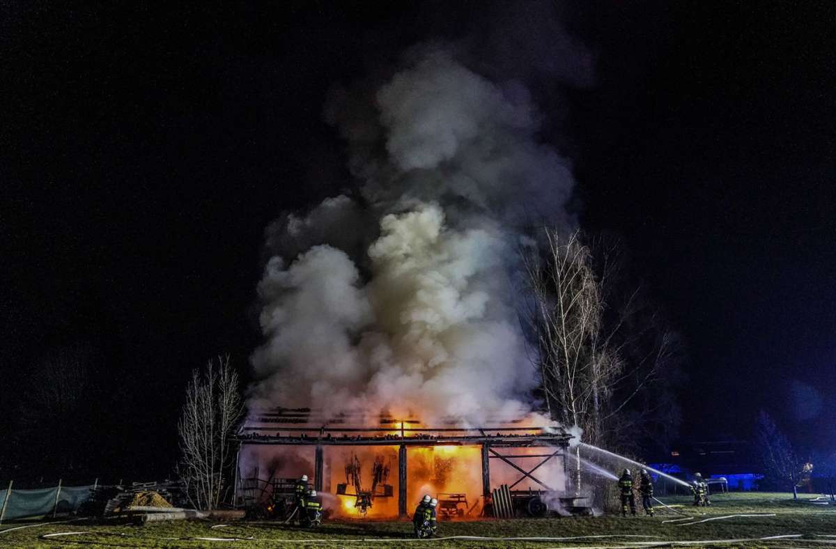 Ein Zeuge entdeckte das Feuer in der frei stehenden Scheune am Ortsrand.